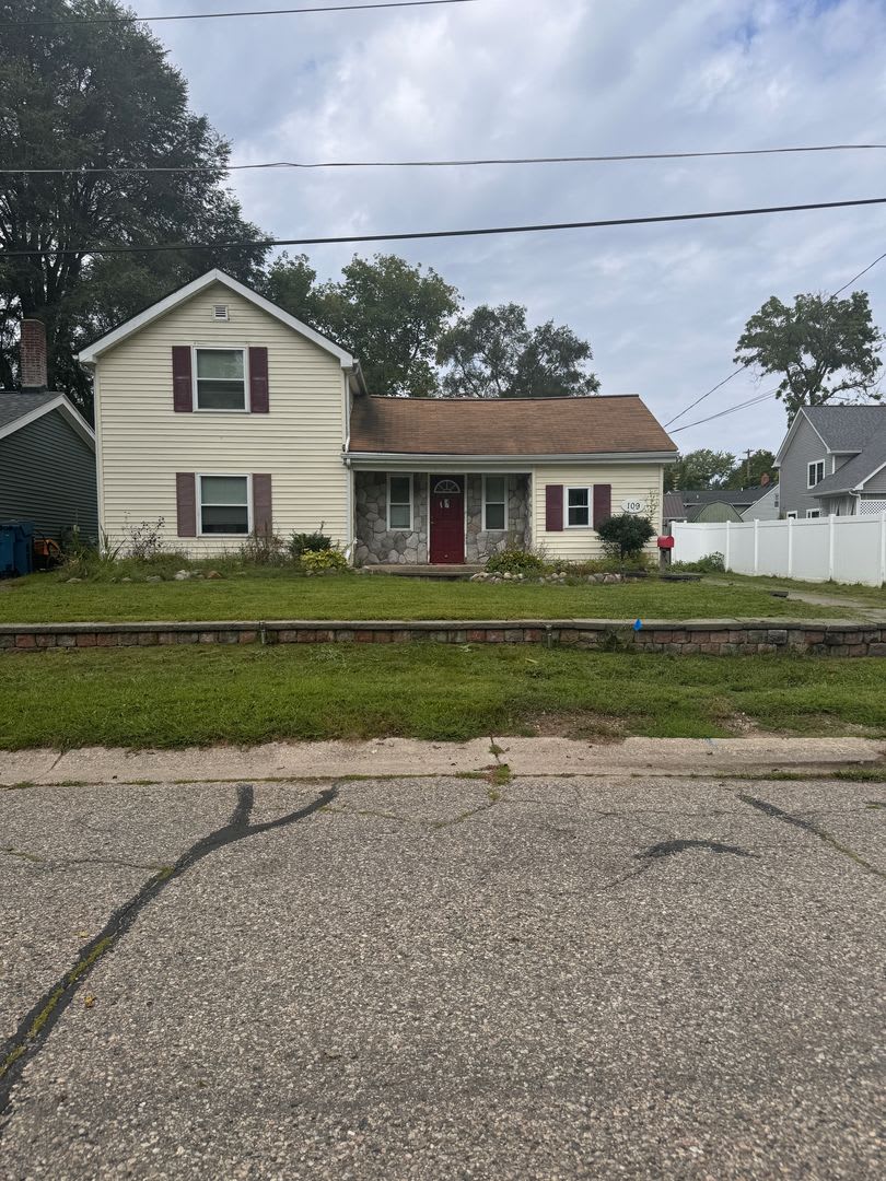 109 2nd St, Holly, MI 48442