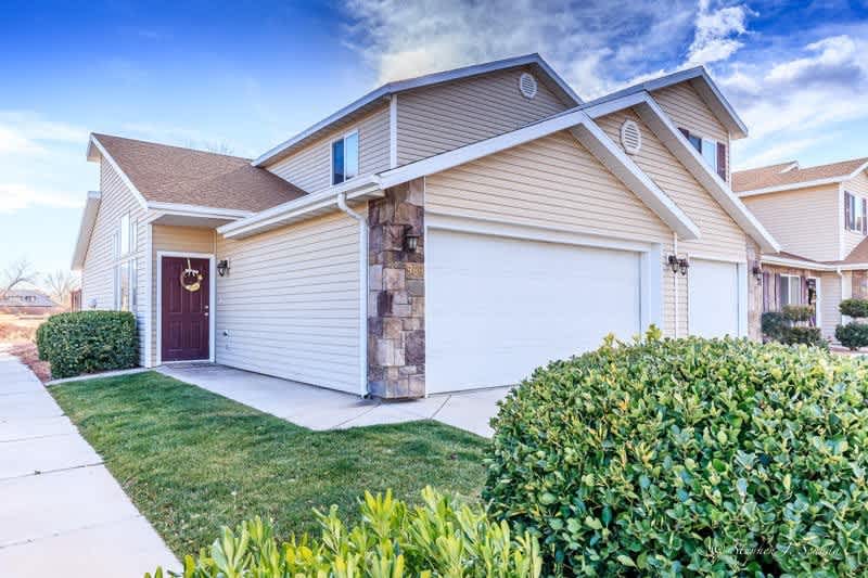 3 bedroom, 2 bath townhome, end unit, great location!