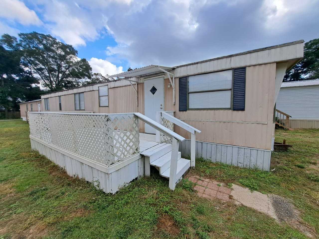 2BR/1BA Mobile home with washer/dryer connections