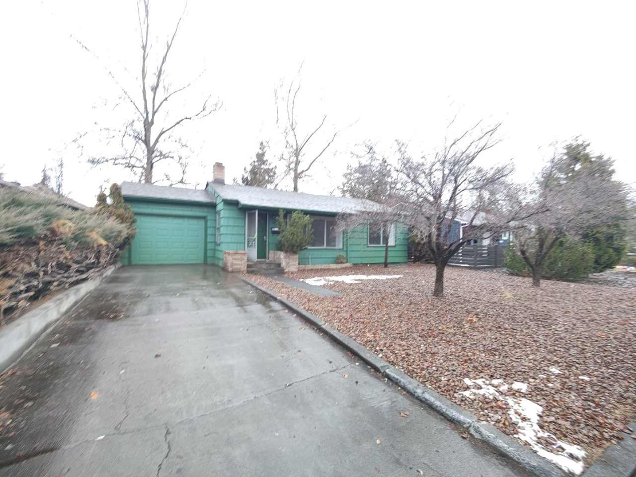 Cozy 2x1 garage, with workshop, and AC