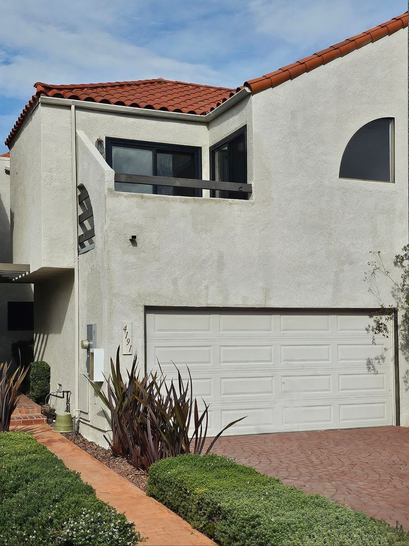 Remodelled 3/3 Townhome For Rent in Huntington Harbor!