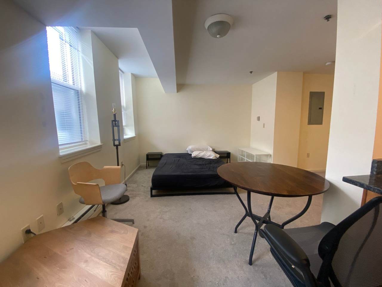 $2500 - Studio Apartment in Fenway - Available November 1 - No Broker Fee