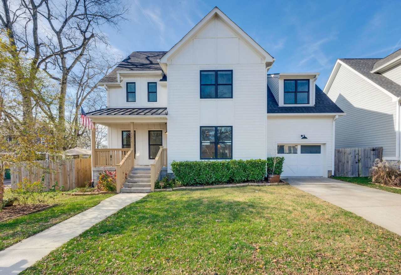 Lovely 3BE/3modern farmhouse is a sheer delight with a rare floor-plan, and is perfectly situated among the Nations hotspots.
