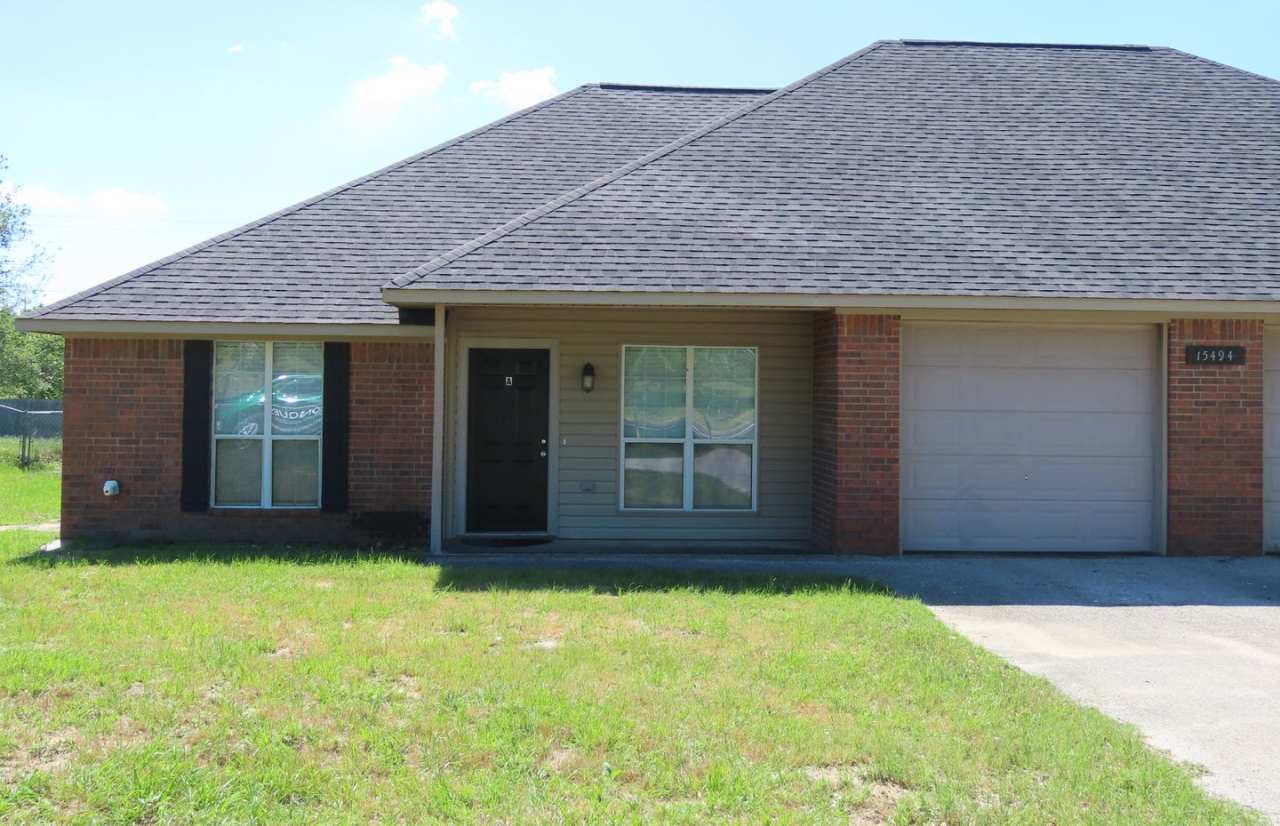 Beautiful 3 Bedroom, 2 Bath Duplex in Lindale! Coming Soon!