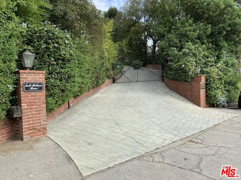 8050 Mulholland Dr