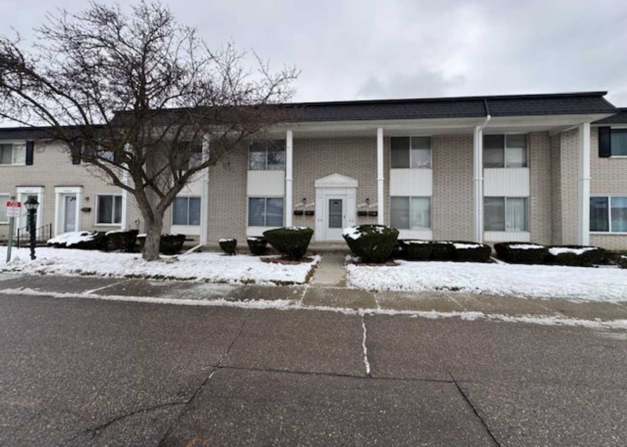 Well maintained 2 Bedroom Condo Great Amenities and Beautiful Surroundings