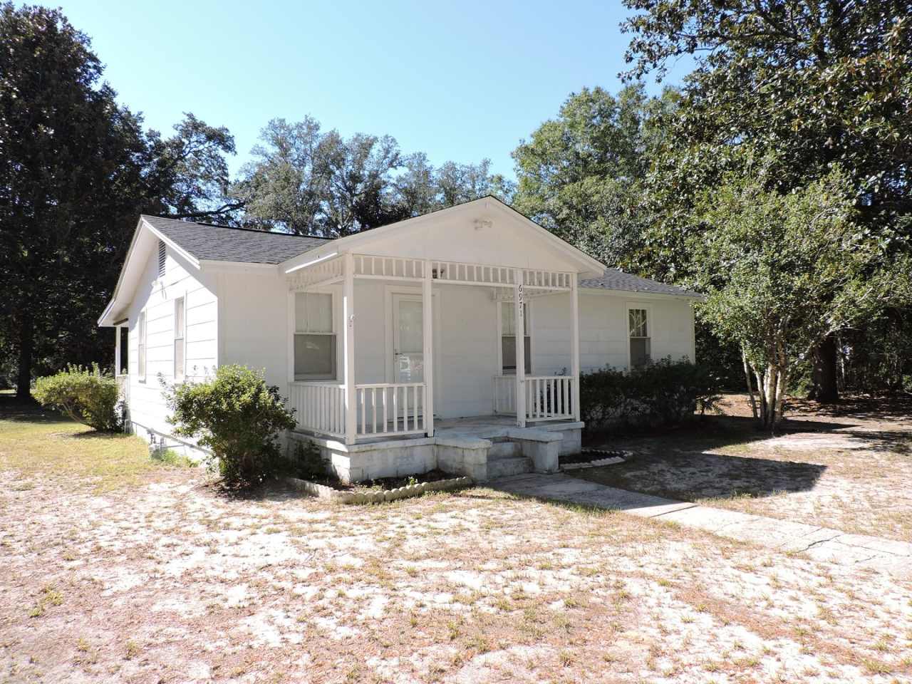 Cottage home on over an acre!