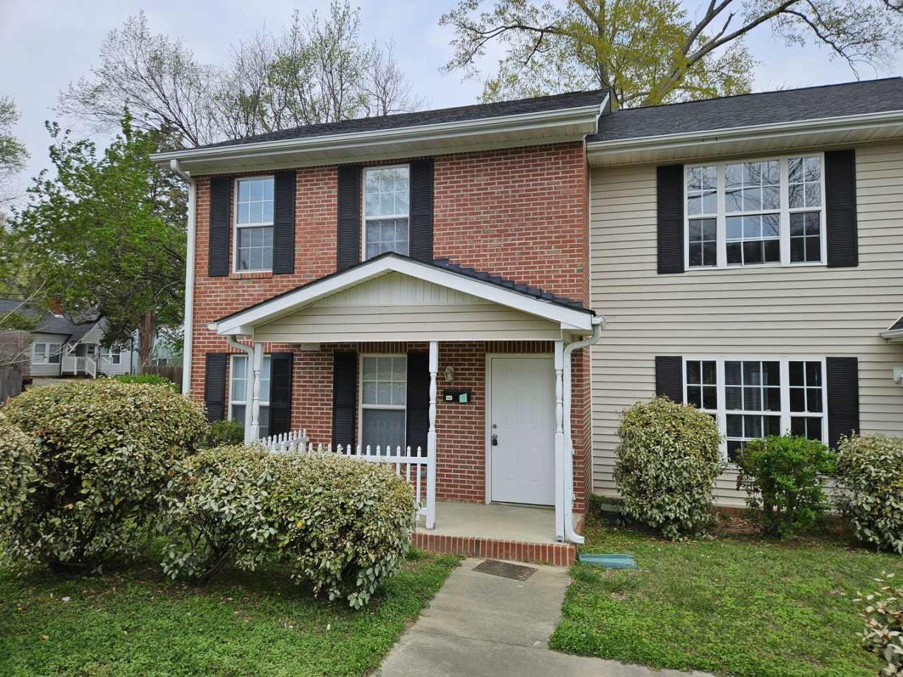 Lovely 2br 2.5ba End Unit Townhome! Available Now! Short-term lease and section 8 considered!