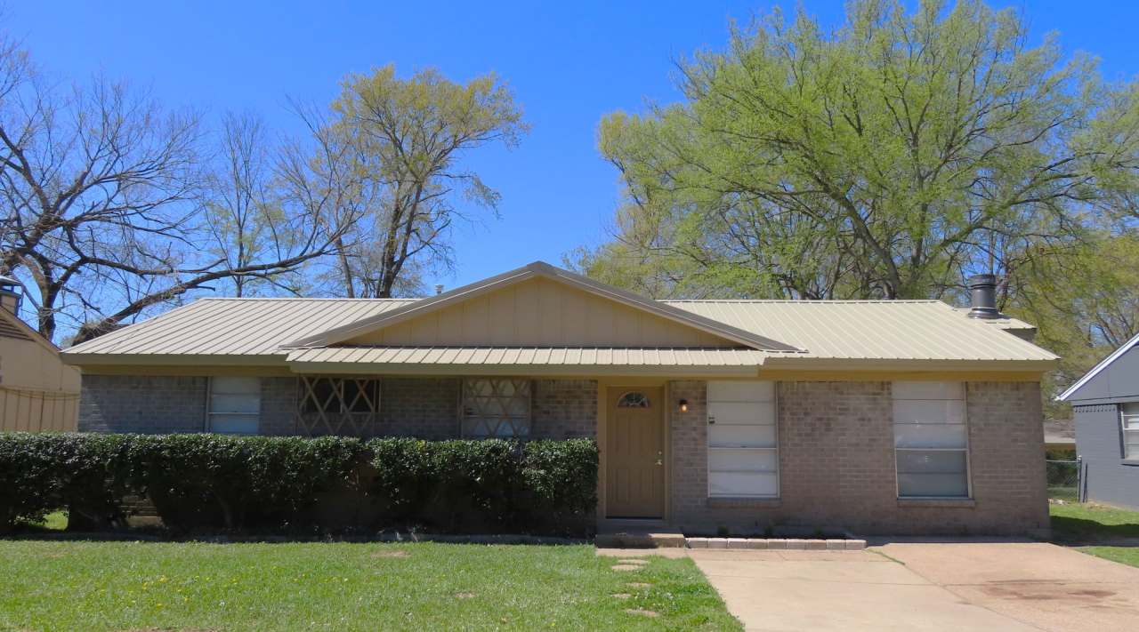 Charming 3 Bedroom 2 Bath in South Tyler!