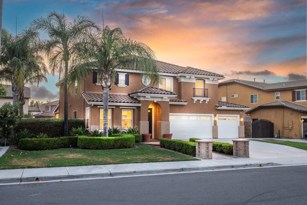 Gorgeous 2-Story 3 bedroom /2.5 bath Home with Pool-Move in Special