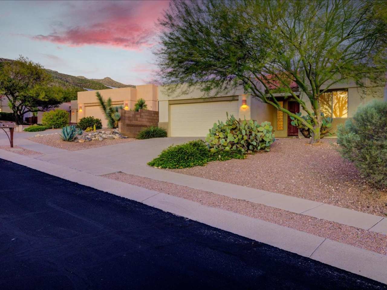 3 Bedroom 2 Bathroom + Den Gated Community: Sabino Springs and the AZ National Golf Course