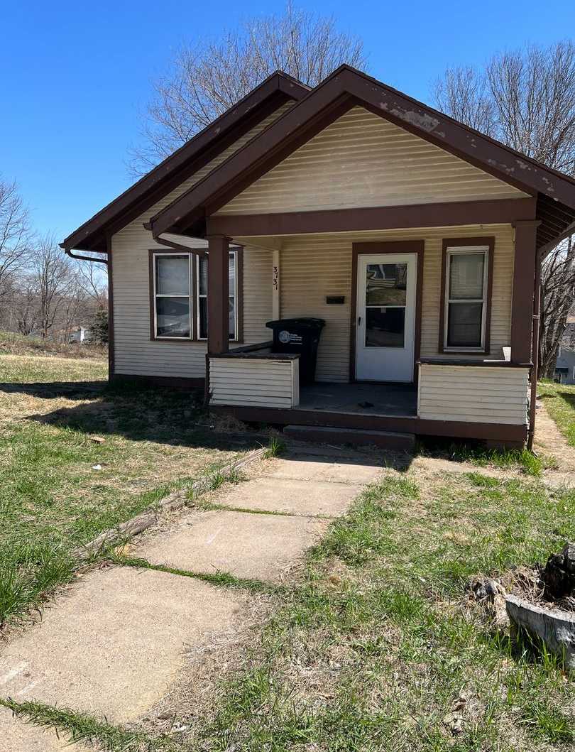 2 bedroom 1 bath house. off street parking. $1000