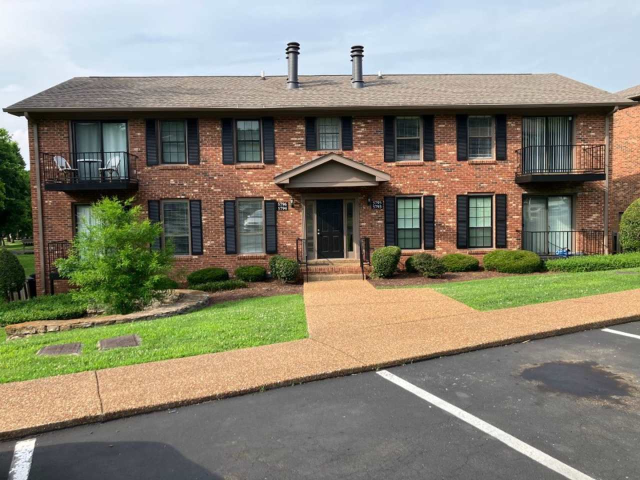 MOVE IN SPECIAL $500 off 2nd months rent! Condo Living Close to everything in Brentwood