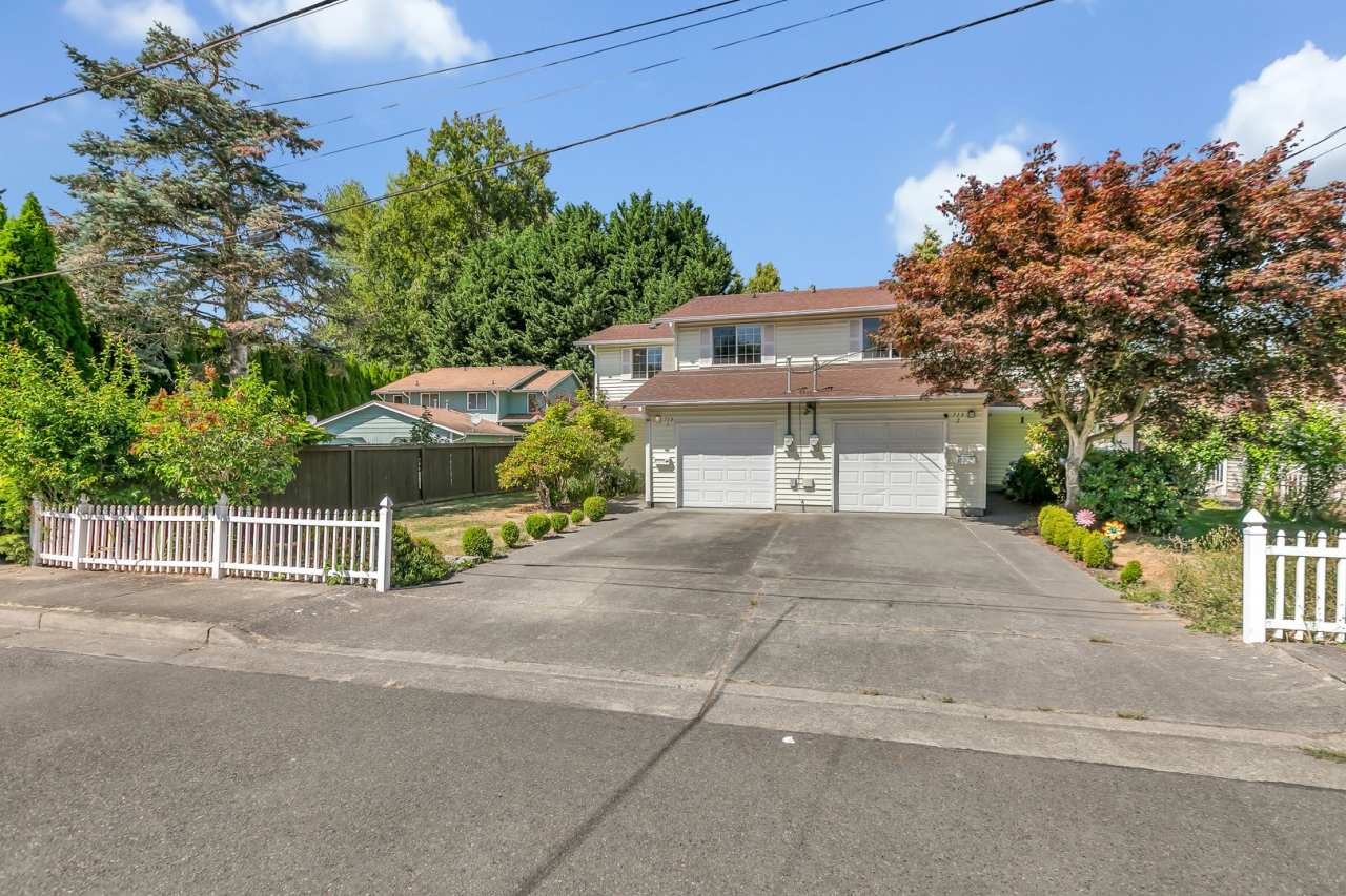 Beautiful Puyallup Duplex with Large Yard  Attached Garage!