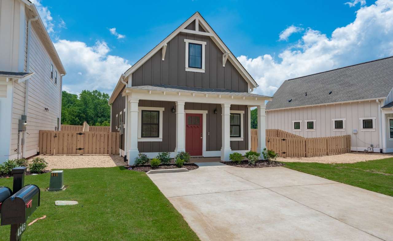 Adorable 1 Bedroom Cottage steps from Clubhouse, Pool, Fitness Center!