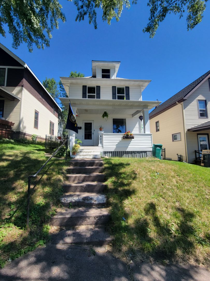 AVAILABLE NOW - 3 BED 1 BATH Home!