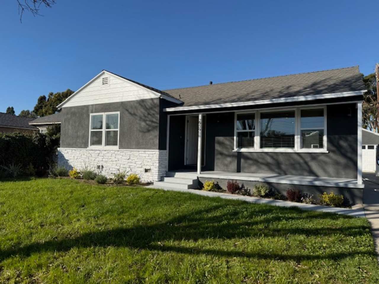 CHARMING REMODELED 3 BEDROOM / 2 BATH HOME