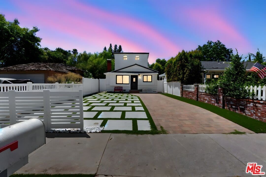 5543 Fallbrook Ave