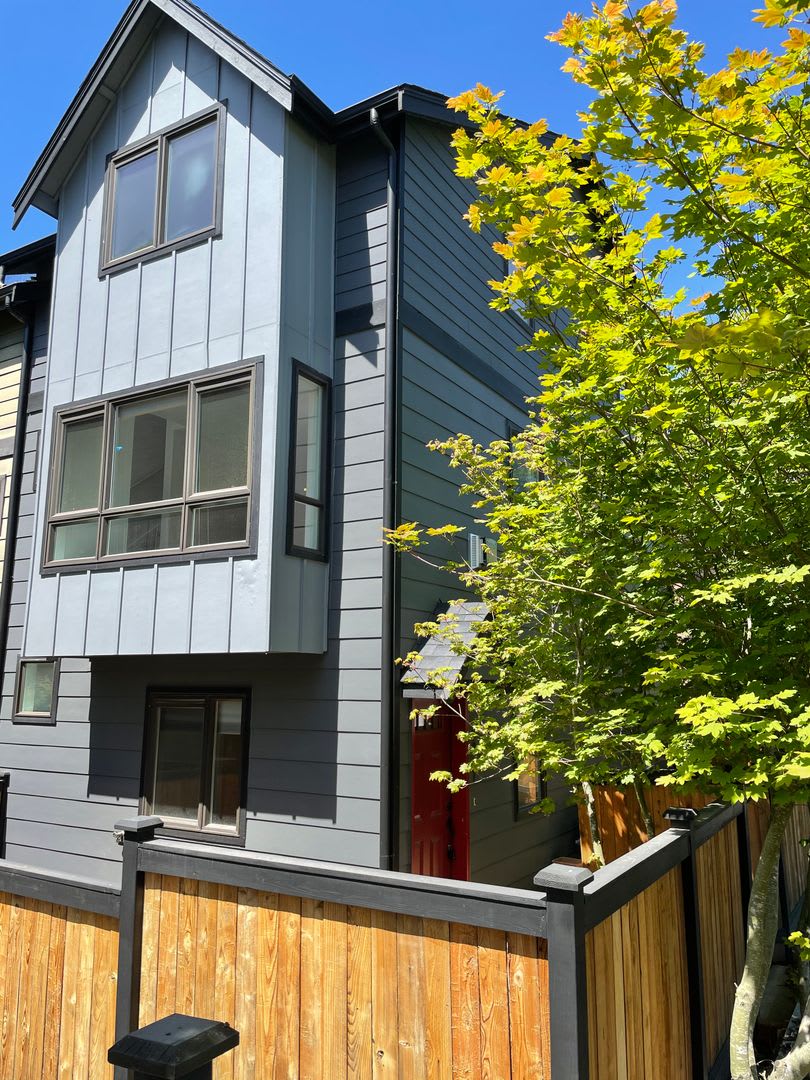 West Seattle - Large Bright 2 Bedroom 1.75 bath Delridge Townhouse