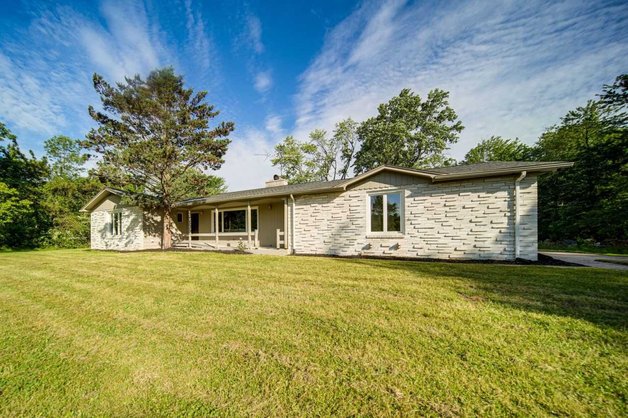 Gorgeous Home Near Lake