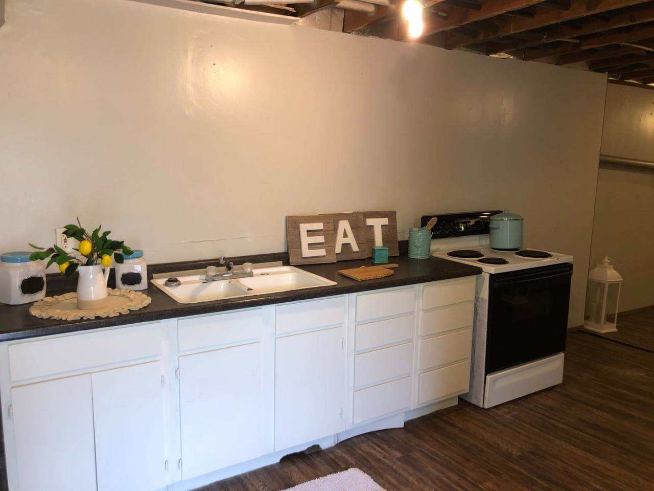 1 bedroom with 1 bath with a single garage, downstairs unit for rent !