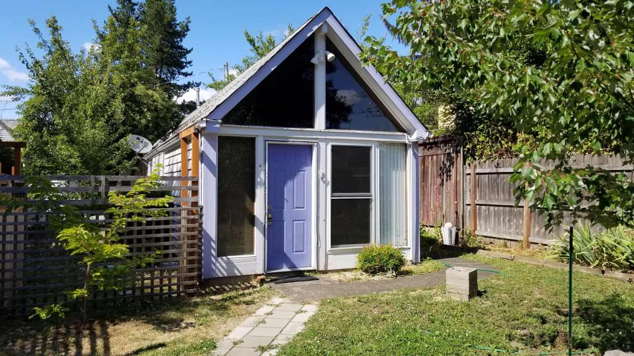 Cozy 2 Bed : 1Bath House Close to Schools