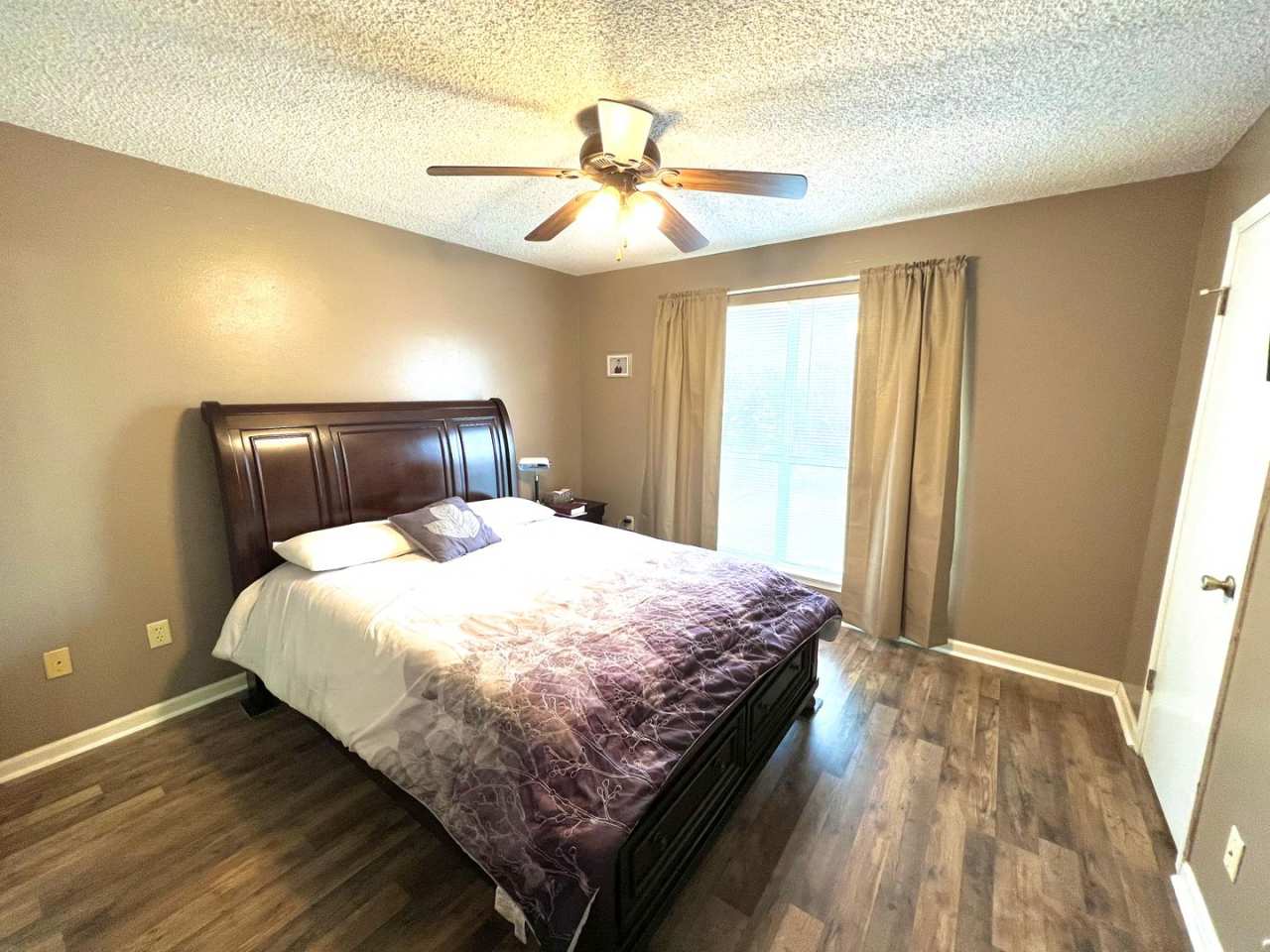 2 Bedroom Townhouse with a Fireplace and Reserved Parking