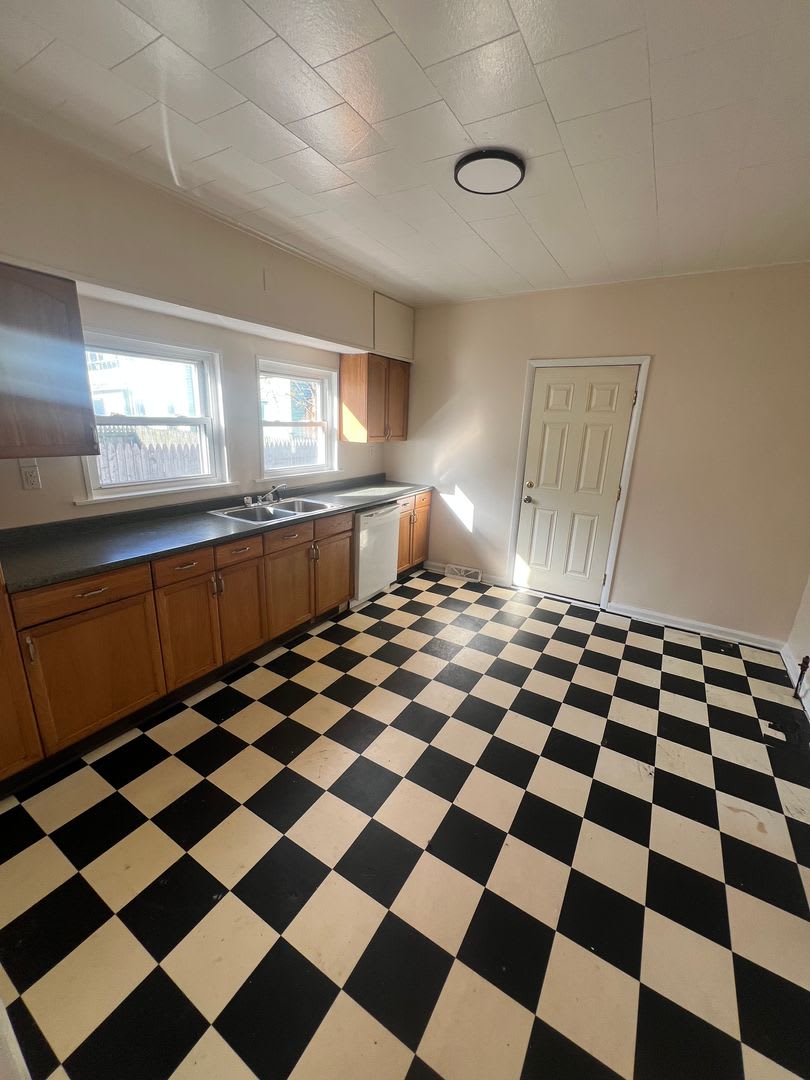 Large 4 Bed 1.5 Bath House