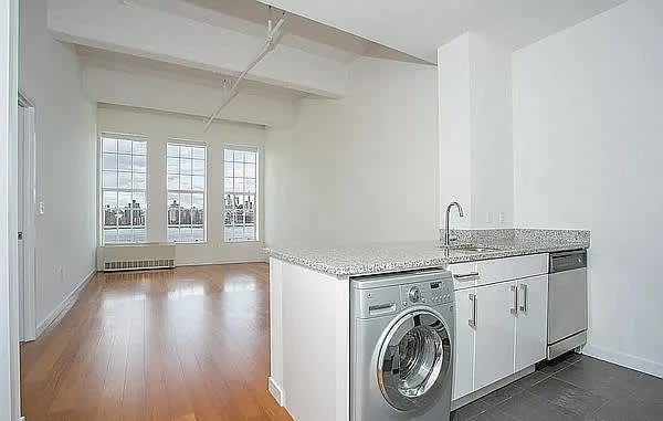 184 Kent Ave Apt C513