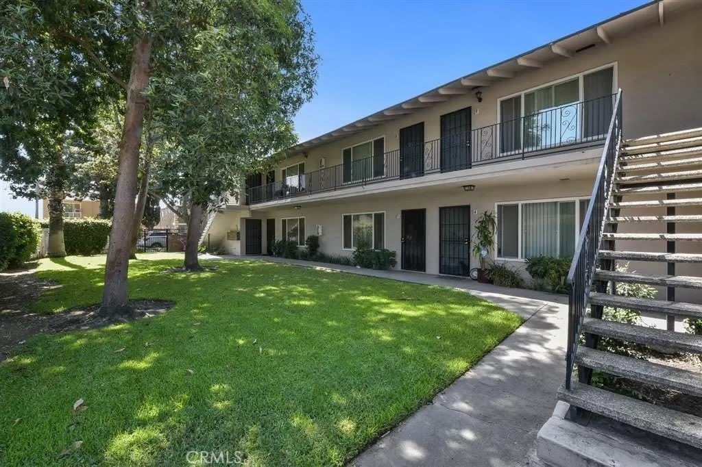 2313 E Santa Fe Avenue