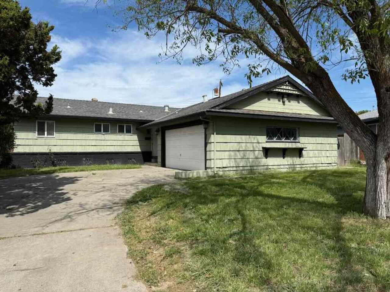 3 Bed/2 Bath Home in Sacramento with Large Backyard