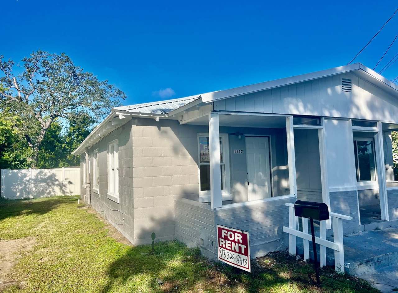 Beautifully Remodeled (1BR/1BA) Lakeland Duplex