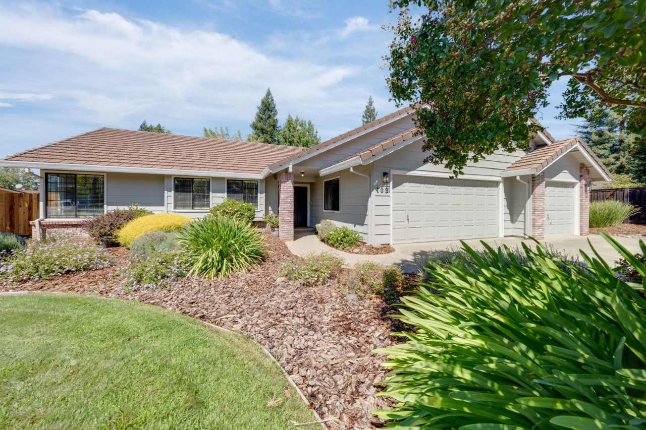 Bright and Stylish 4BD/2BA Home with 3 Car Garage in Prime Folsom Location!