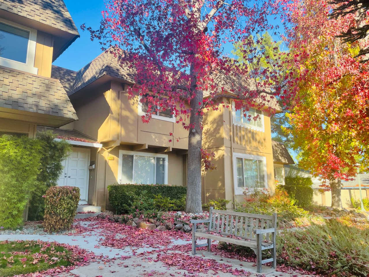Wonderful 3 Bed 2.5 Bath Townhouse Located In Cupertino ! Award Winning Cupertino Schools !!!