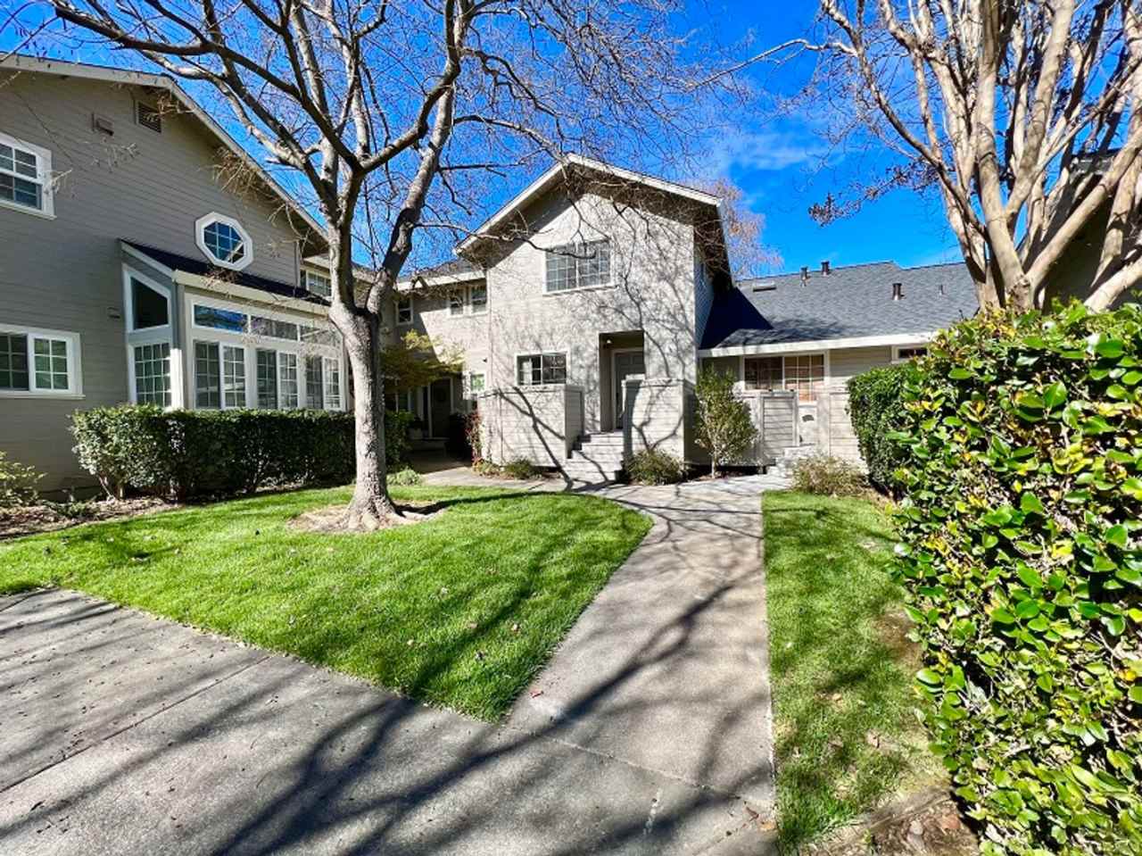 Beautiful Two Bedroom Valley Club Circle Condo in Gated Community