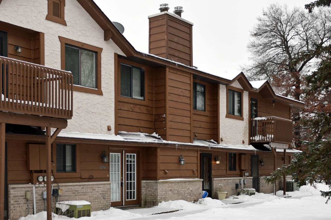 Beautiful 2-Bed, 2-Bath Townhome in Coon Rapids