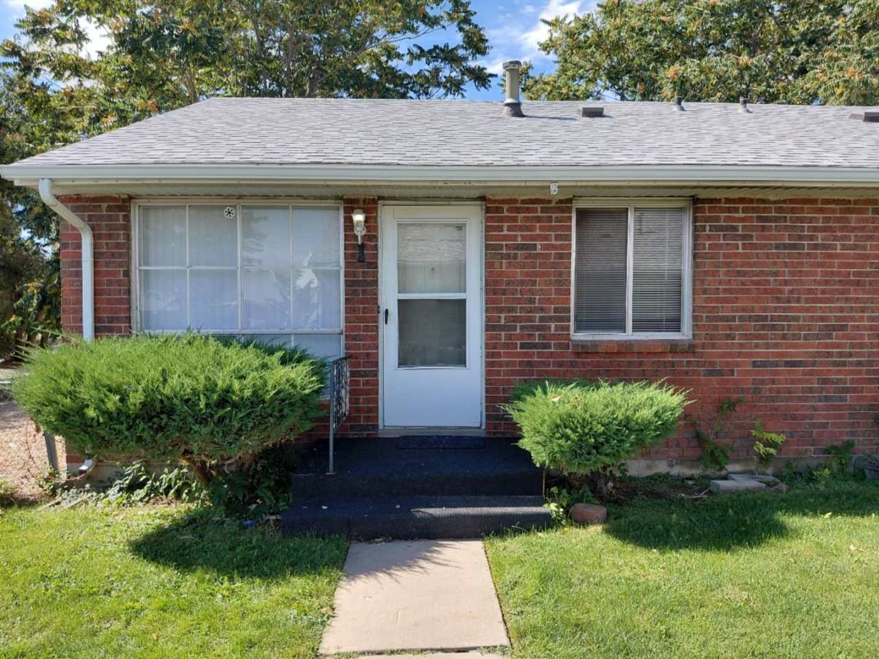 ALL PROSPECTIVE TENANTS MUST SUBMIT A $58 NON-REFUNDABLE APPLICATION FEE PER APPLICANT ONLINE AND BE PRE-QUALIFIED PRIOR TO ANY SHOWINGS