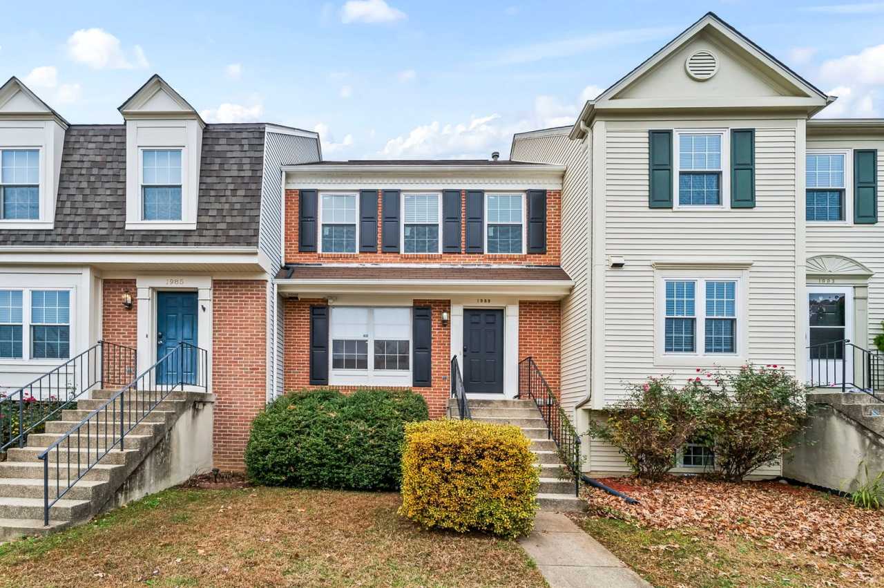 Beautifully Updated Townhome in River View at Rolling Brook