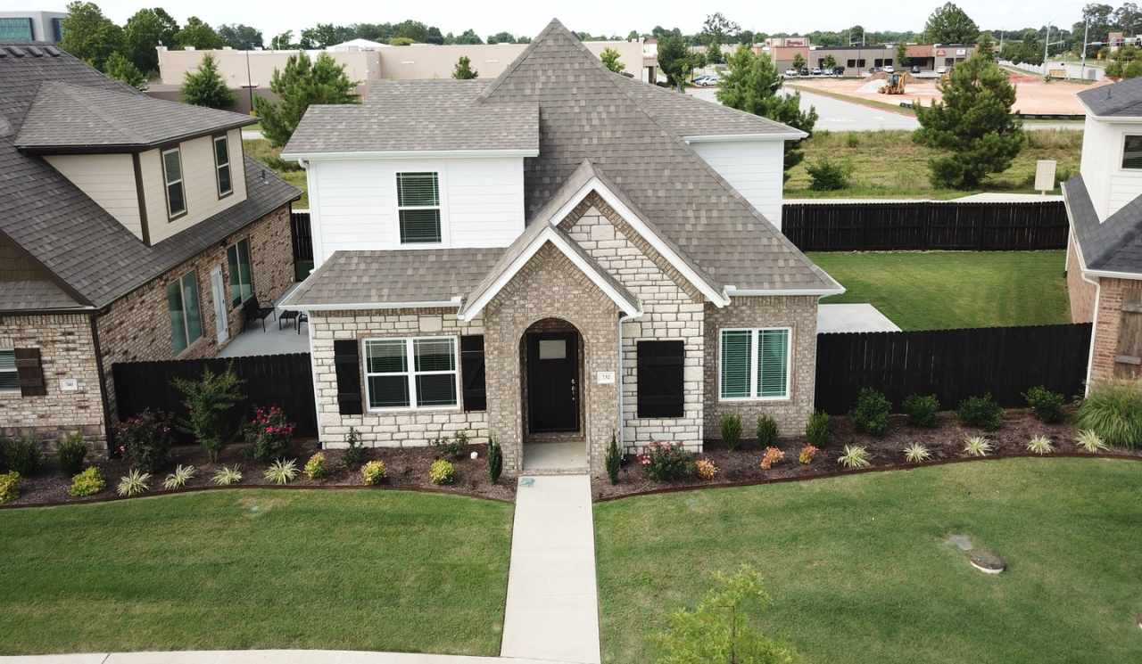 Luxurious 4 Bedroom, 3.5 Bathroom Home !!! Minutes from the U of A!!!!!