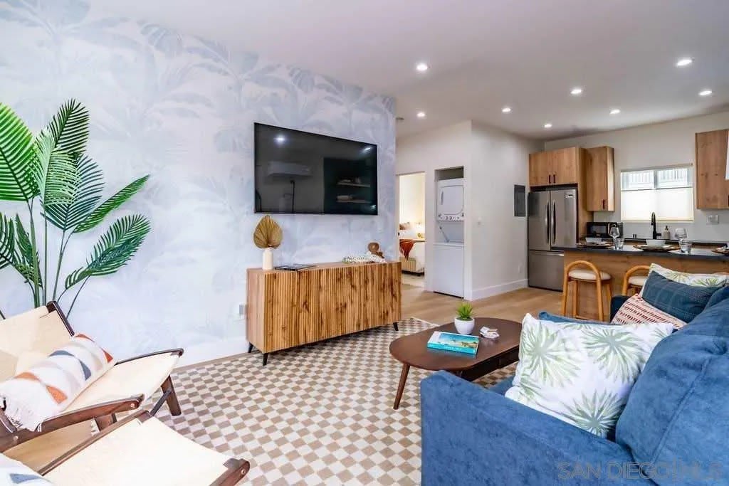 725 Pennsylvania Ave unit: 727-2