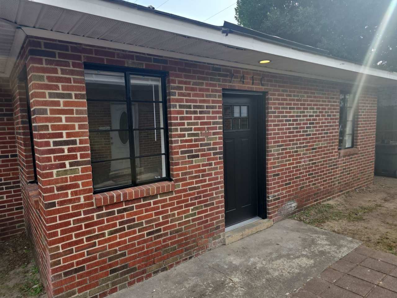 2 Bedroom 1 bath off of Meeting st closed to the River District