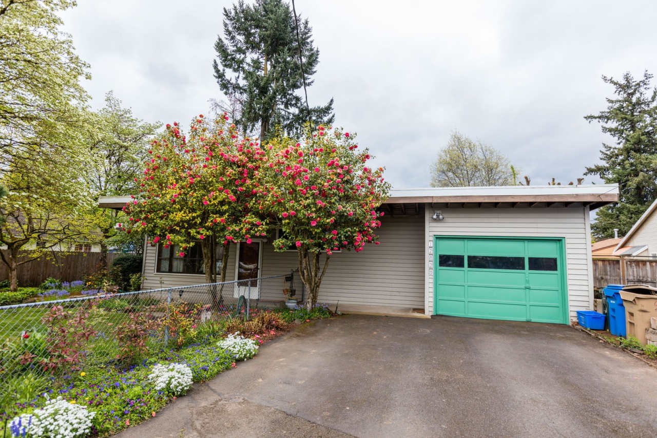 2 bed/2 bath house in Oak Grove/Milwaukie- Available Now !