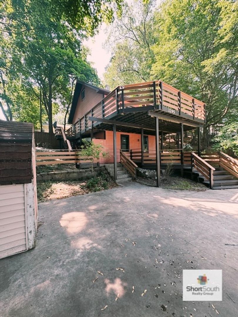 Fully Furnished 1.5 bath home in Muskegon Ft away from the Yacht Club.