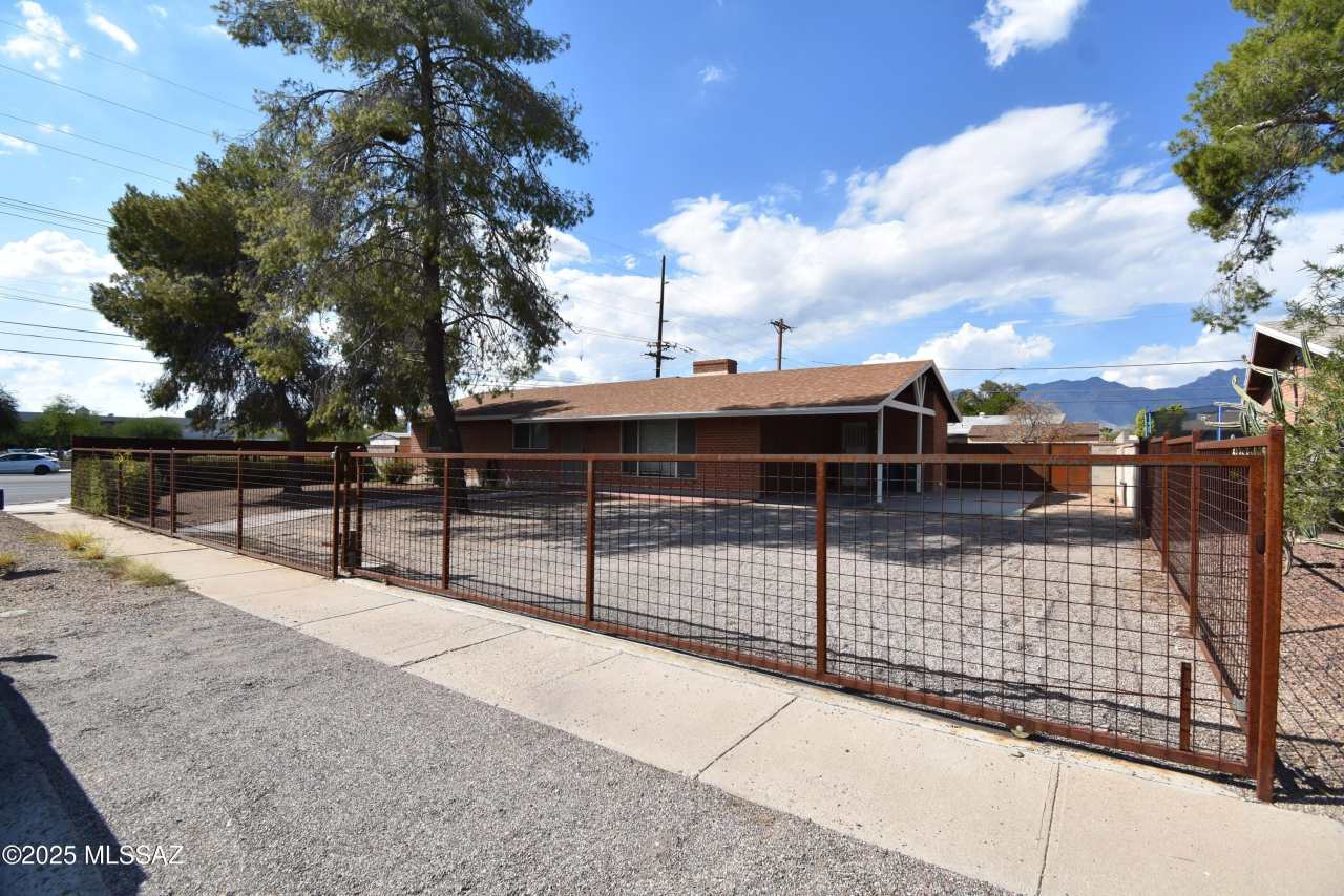 5501 E Spring Street