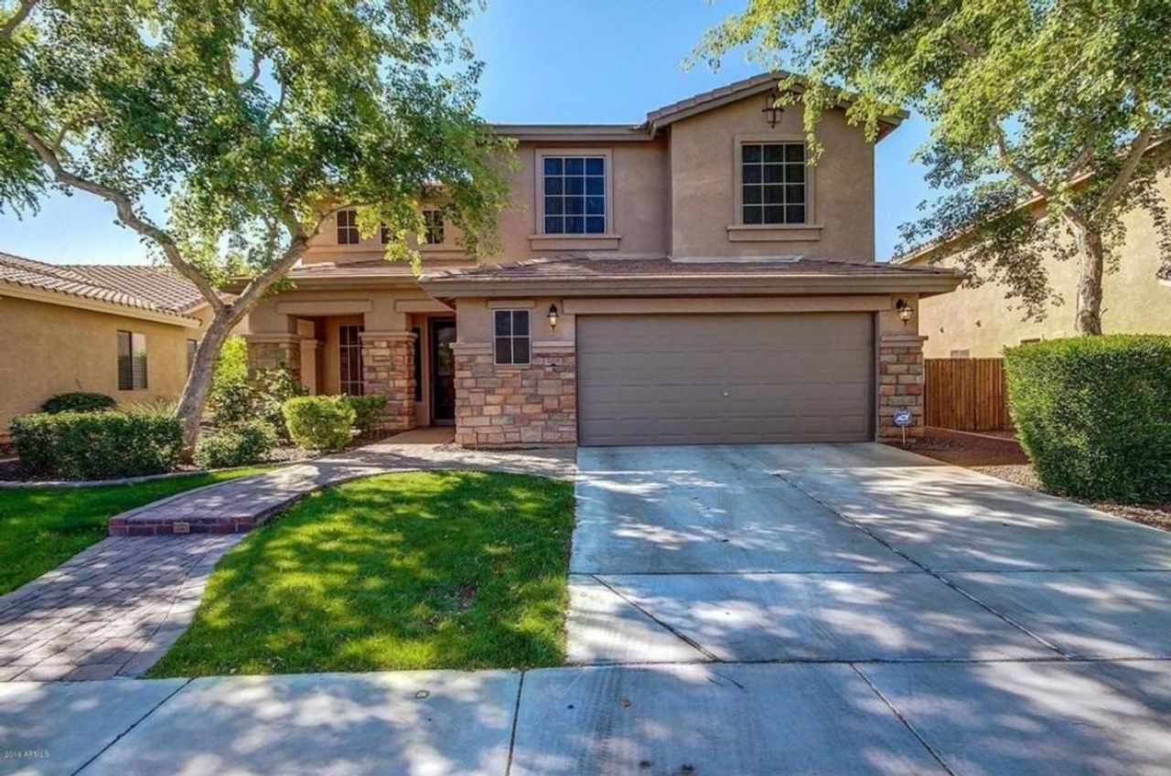 Stunning 4BR House in Phoenix with sparkling pool, resort style backyard and solar panles