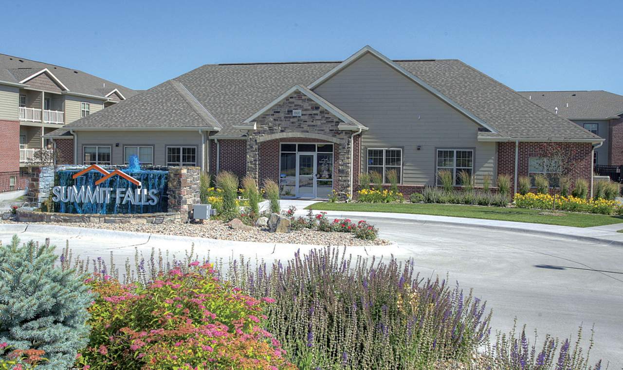 Lincoln Summit Falls Apartments & Townhomes