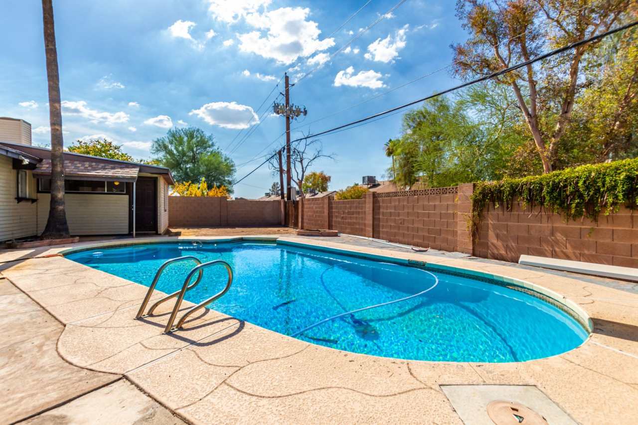 4 BEDROOM, 2 BATH TEMPE HOME WITH SPACIOUS FLOOR PLAN AND POOL
