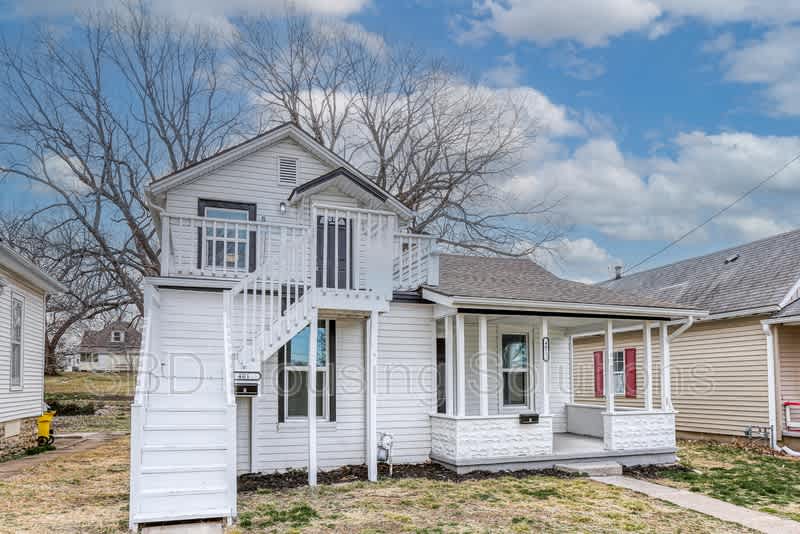 401 S Spring St  (Upstairs)