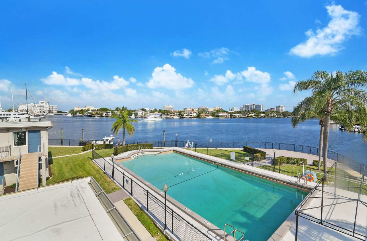 1943 Northeast 6th Court