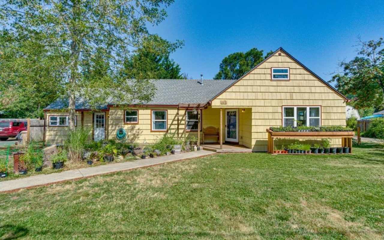 Soulful Milwaukie Farmhouse– Solar Panels, Wood Stove, and Garden Retreat 3bed 1 bath